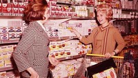 Dua wanita berbelanja di supermarket Amerika Serikat sekitar tahun 1970. Istimewa/Boredpanda.