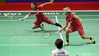 Greysia/Apriyani tampil kurang bagus di gim pertama saat berhadapan dengan Yuki/Sayaka. Mereka selalu tertinggal dari awal hingga akhir babak pertama.
