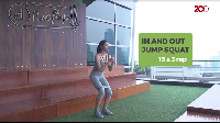 Yang ketiga adalah in and out jump squat. Resistance band tetap berada di paha, lalu gerakkan kaki ke kiri lalu ke kanan dan melompat. (Foto: 20Detik)