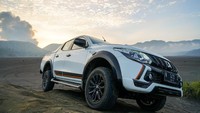 Selama perjalanan New Triton Athlete melewati berbagai medan, mulai dari jalan aspal di Malang, jalan berbatu dan menanjak saat menuju perkebunan apel di Wonokitri, Kab. Pasuruan, hingga menjajal kemampuan fitur 4x4 dan tersedia dalam pilihan transmisi AT dan MT ini di hamparan pasir area Gunung Bromo yang terkenal dengan nama Pasir Berbisik. Istimewa/ Dok. Humas PR Mitsubishi.