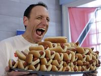 Lagi! Joey Chestnut Pecahkan Rekor Makan Hot Dog