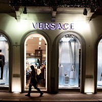 Rumah mode Versace menjadi favorit bagi selebriti yang ingin tampil bold dan seksi di karpet merah. Banyak pula yang bingung membaca nama Versace. Kebanyakan membacanya ‘Versaci’, namun sebenarnya dibaca ‘Vur-sah-tcheh’. Foto: Getty Images