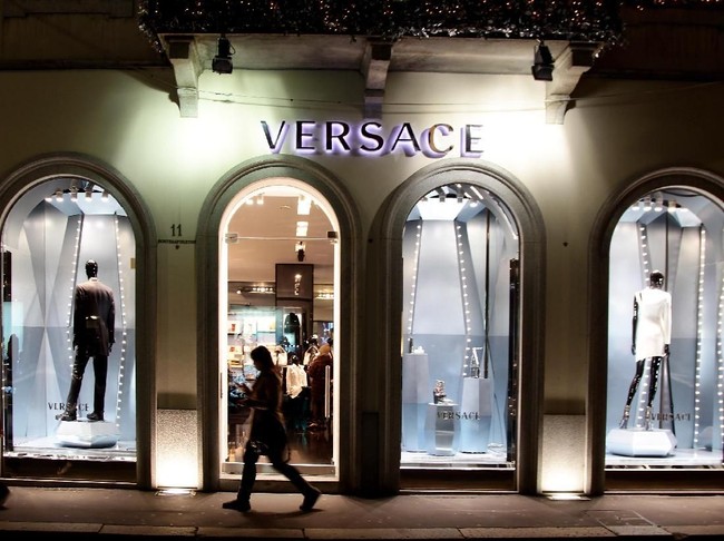Rumah mode Versace menjadi favorit bagi selebriti yang ingin tampil bold dan seksi di karpet merah. Banyak pula yang bingung membaca nama Versace. Kebanyakan membacanya ‘Versaci’, namun sebenarnya dibaca ‘Vur-sah-tcheh’. Foto: Getty Images