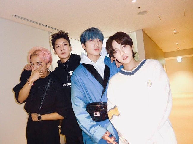 Tak beda jauh dengan artis-artis KPop lainnya, para member Winner juga mempersembahkan gaji pertama untuk keluarga. Dalam sebuah wawancara, keempat personal mengatakan jika tidak ada satupun dari mereka datang dari keluarga kaya. Karena itu, Seunghoon, Seungyoon, Mino, dan Jinwoo menggunakan gaji pertama untuk membayar utang. (Foto: Instagram)