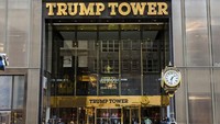 Berlokasi di 721 Fifth Avenue, New York, Trump Tower terdiri dari 58 lantai dengan tinggi 202 meter. Detil itu pun menjadikan Trump Tower sebagai gedung tertinggi ke-64 di New York City (Mark Reinstein/Getty Images)