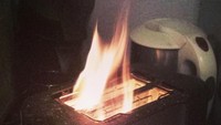 Ini bukan obor atau api dari arang, lho. Api ini berasal dari dalam mesin pemanggang roti. Kok bisa, ya? Foto: Istimewa