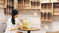 Es kopi dingin menemani waktu luang Febby ketika nongkrong di kafe. Gayanya yang modis, membuat penampilan Febby saat ngopi selalu menarik perhatian. Foto: Instagram @febbyrastanty