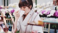 Berkunjung ke Kuala Lumpur, Malaysia. Febby memilih menghabiskan waktu dengan menyesap teh hangat, dari rangkaian Afternoon Tea yang dipilihnya. Foto: Instagram @febbyrastanty