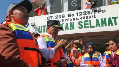 Menhub Tabur Bunga di Danau Toba