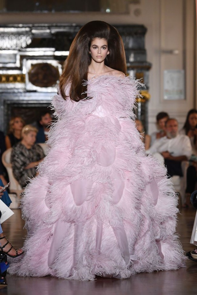 Saat tampil di cat walk, model bisa tampil dengan gaya yang tak terduga. Seperti penampilan Kaia Gerber terbaru. Saat berjalan di fasion show Valentino, putri dari supermodel Cindy Crawford itu tampil mengejutkan dengan rambut raksasa. Foto: Getty Images