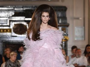 Foto: Rambut Raksasa Kaia Gerber yang Bikin Terkejut