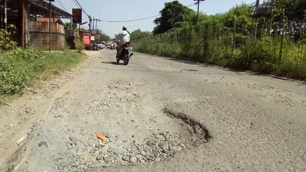 Jalan Gas Alam Depok rusak parah