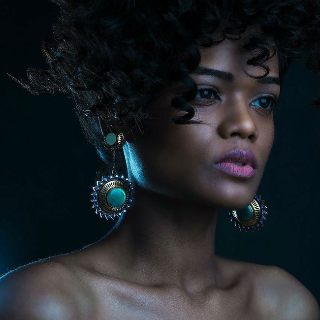 Model kelahiran Chhattisgarh yang kini tinggal di New Delhi ini bercerita mengenai sulitnya menjadi model berkulit hitam di India. Ia pernah berkali-kali ditolak bahkan dilecehkan karena kulit gelap dan fitur wajah yang tidak seperti model kebanyakan. Foto: Instagram/@badgalrene