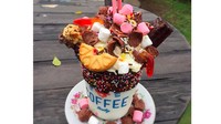 Ini bukti lain kalau Adzana doyan dessert. Kali ini milkshake ditumpuk bersama biskuit, sereal cokelat, es krim, wafer cokelat hingga marshmallow. Foto: Instagram adzanabs
