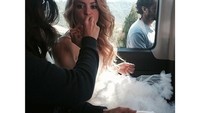 Wah, ternyata musisi bernama lengkap Shakira Isabel Mebarak Ripoll ini juga suka ngemil. Di mobil aja ia mengunyah kue semangkuk kue kering. Kira kira kue apa ya itu? Foto: Instagram shakira