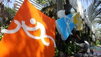 Logo-logo beberapa cabang olahraga yang dipertandingkan juga ikut dipasang dengan berbagai ornamen menarik.