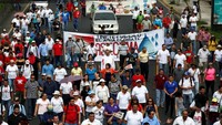Ribuan warga dari berbagai lapisan masyarakat turun ke jalan Kota El Salvador untuk menolak rencana privatisasi itu, Kamis (5/07/2018) waktu setempat. Jose Cabezas/Reuters.