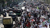 Massa tampak memenuhi ruas jalan di depan Bareskrim.