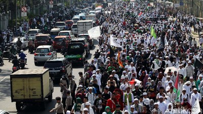 Foto: Massa Aksi 67 Bergerak Menuju Bareskrim