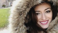 Musim dingin tidak menghalangi Rachel untuk jalan-jalan. Dia justru terlihat cantik dalam balutan jaket berbulu saat berkunjung ke Chateau de Rambures (Instagram/Rachel Trapani)