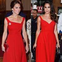 Memukau dalam warna merah. Kate mengenakan gaun merah dari Preen, sementara Meghan memiliki Jill Stuart. Foto: Istimewa