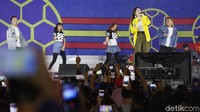 Diiringi alunan musik yang menghentak, Via Vallen cukup menghibur penonton yang hadir di lapangan Sunburst BSD. Foto: Ari Saputra/detikFoto