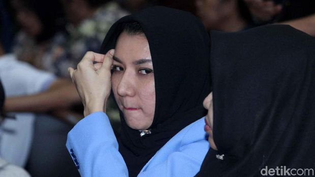 Ekspresi Bupati Rita Jelang Sidang Vonis Bupati Kutai Kartanegara (Kukar) nonaktif Rita Widyasari akan menjalani sidang putusan kasus gratifikasi. Dia berharap majelis hakim menjatuhkan vonis yang ringan.
