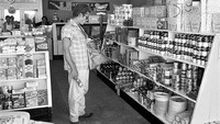 James Dean belanja di supermarket daerah Marfa, Texas, 1955. Istimewa/Boredpanda.