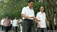 Rombongan berjalan sekitar 500 meter, melihat langsung hutan bakau yang tumbuh di sepanjang kanan dan kiri jalan.