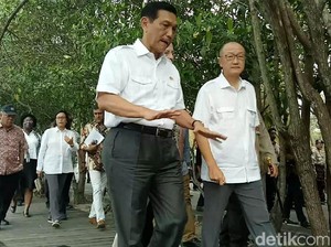 Kunjungi Hutan Mangrove, Bos Bank Dunia Bicara soal Sampah Plastik