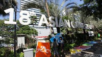 Pekerja melakukan pemasangan atribut Asian Games 2018 di depan Balai Kota DKI Jakarta, Jumat (6/7/2018).
