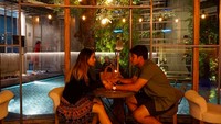 “Malam kita makan,” kata Adzana yang lagi pose romantis pegangan tangan dengan Rizky. Restonya romantis banget ya dengan latar kolam renang dan pencahayaan temaram? Foto: Instagram adzanabs
