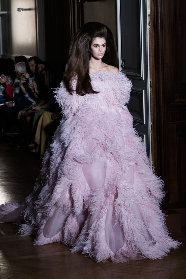 Rambutnya yang esktravaganza tersebut semakin tampak glamour dengan balutan gaun pink  berbulu. Gaun pink berpotongan off-shoulde yang bervolume itu adalah rancangan Valentino koleksi autumn/winter 2019.  Foto: Getty Images