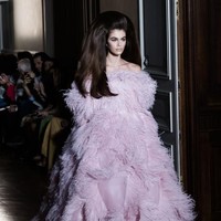 Rambutnya yang esktravaganza tersebut semakin tampak glamour dengan balutan gaun pink  berbulu. Gaun pink berpotongan off-shoulde yang bervolume itu adalah rancangan Valentino koleksi autumn/winter 2019.  Foto: Getty Images
