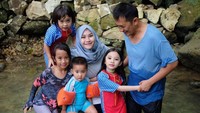 Selain pantai, Zaskia dan Hanung juga mengajak anak-anaknya main ke Sungai Mudal di Kulon Progo (zaskiadyamecca/Instagram)