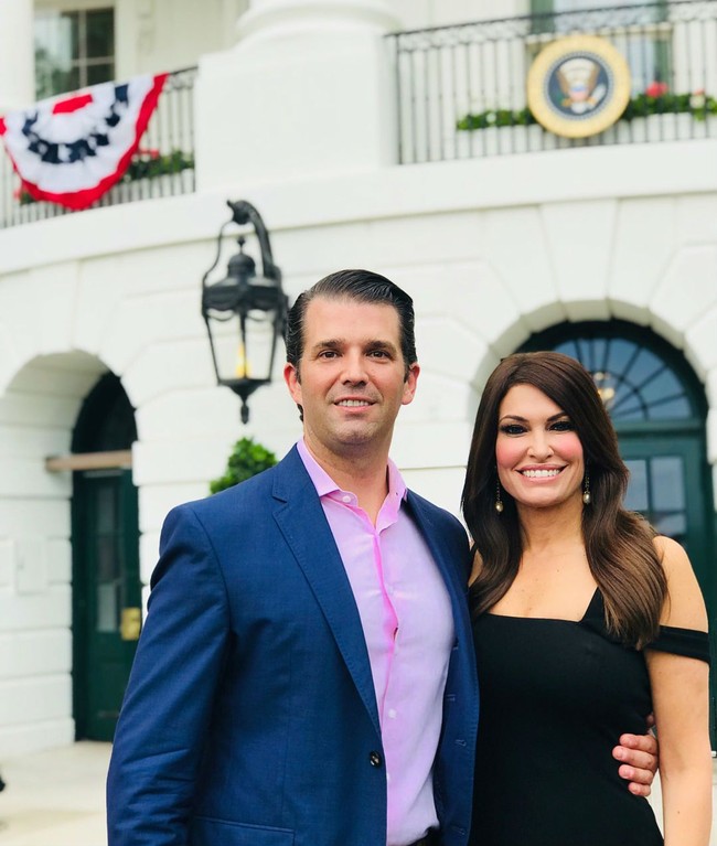 Ia diundang untuk merayakan hari kemerdakaan Amerika Serikat pada 4 Juli lalu. Keduanya pun terlihat mesra dengan saling merangkul.  Foto: Instagram (@kimberlyguilfoyle)