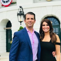 Ia diundang untuk merayakan hari kemerdakaan Amerika Serikat pada 4 Juli lalu. Keduanya pun terlihat mesra dengan saling merangkul.  Foto: Instagram (@kimberlyguilfoyle)