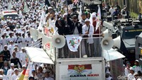 Massa aksi mulai melakukan longmarch ke Bareskrim Mabes Polri di Gedung KKP, usai menggelar Salat Jumat berjamaah di Masjid Istiqlal.