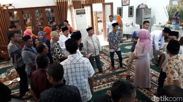 Khofifah menerima banyak tamu