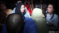 Sejumlah kerabat juga mencegatnya seusai sidang.