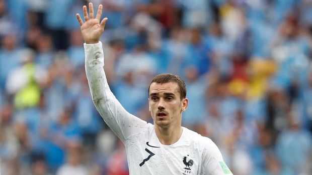 Antoine Griezmann mencetak gol penalti saat melawan Australia.