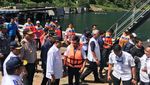 Menhub Tabur Bunga di Danau Toba