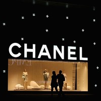 Rumah mode dengan lambang yang ikonik Chanel dimulai oleh wanita asal Perancis di tahun 20-an yang telah menginspirasi banyak orang, yaitu Coco Chanel. Banyak yang keliru menyebut Chanel dengan channel dalam bahasa Inggris. Padahal seharusnya, Chanel = Sya-nell. Foto: Getty Images