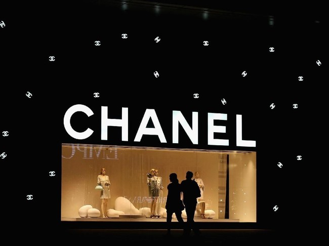 Rumah mode dengan lambang yang ikonik Chanel dimulai oleh wanita asal Perancis di tahun 20-an yang telah menginspirasi banyak orang, yaitu Coco Chanel. Banyak yang keliru menyebut Chanel dengan channel dalam bahasa Inggris. Padahal seharusnya, Chanel = Sya-nell. Foto: Getty Images