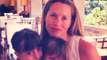 Kadang Eve memajang fotonya saat masih kecil bersama sang ibunda dan kakaknya. Foto: istimewa