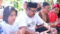 Tak hanya Pak Tile, Rano Karno Cs juga menyambangi makam Benyamin dan Basuki. Foto: Ismail/detikHOT