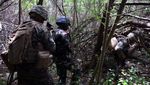 Foto: Marinir Tunjukkan Cara Bertahan Hidup di Hutan ke Tentara AS