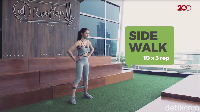 Yang pertama adalah side walk. Tempatkan resistance band di betis lalu melangkahlah ke kanan sebanyak sepuluh kali ke kiri dan sepuluh kali ke kanan. Ulanglah gerakan ini sebanyak tiga kali. (Foto: 20Detik)