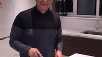 Keren! Ini gaya ayahnya Jordan saat memasak. My chef for tonight, tulis Jordan sambil menunjukkan foto sang ayah saat memasak. Foto: instagram @jhenderson