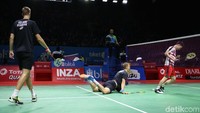 Ganda campuran Denmark jatuh bangun menghadapi ganda putra Indonesia.